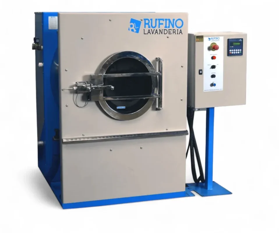 instalação profissional de lavadora extratora automática em lavanderia industrial